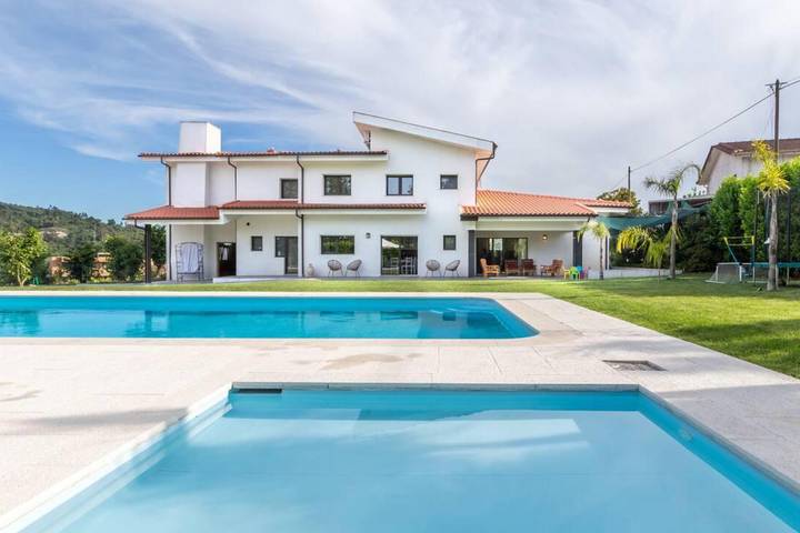 Location de vacances pour 12 personnes, avec Balcon et Terrasse ainsi que Jardin et Piscine à Caldelas
