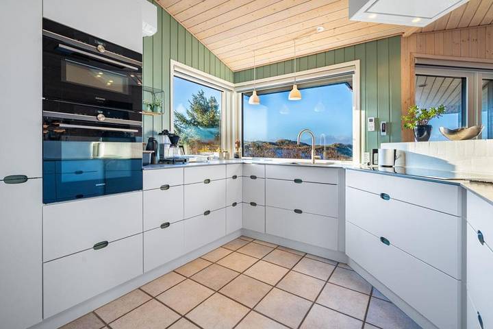 Haus mit Glaspavillon, schönen Terrassen und 300 m zum Strand – Hjelmevej 96 in Henne, Varde