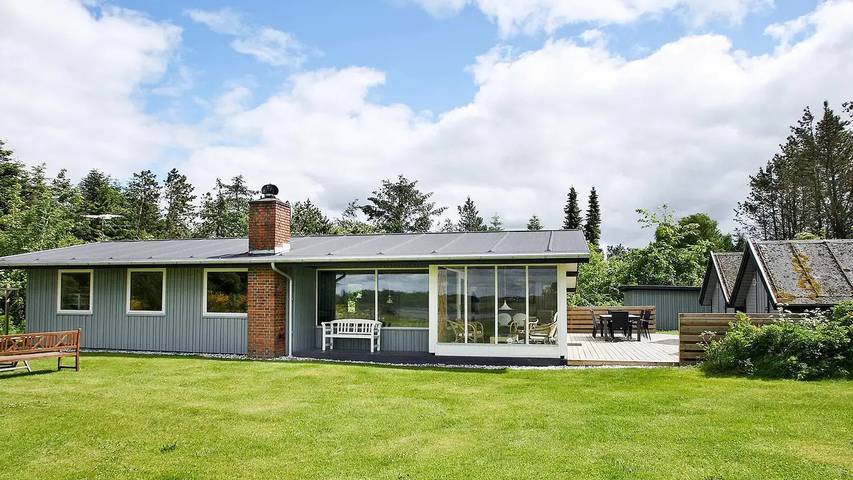 Ferieudlejning for 11 personer, med terrasse og sauna, husdyr tilladt i Virksund