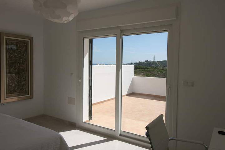 Villa Paz - Luxe abordable avec piscine privée et jardins in La Gaspara, Estepona