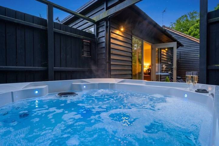 Log cabin for 2 people, with balcony and hot tub as well as garden in Norfolk