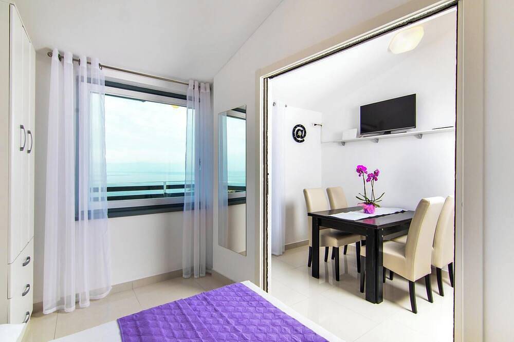 Ganze Wohnung, Apartment Mit Grosse Terrasse Und Herrlichem Meerblick, 300m Vom Strand + Ps 4 in Raša, Ostküste Istrien