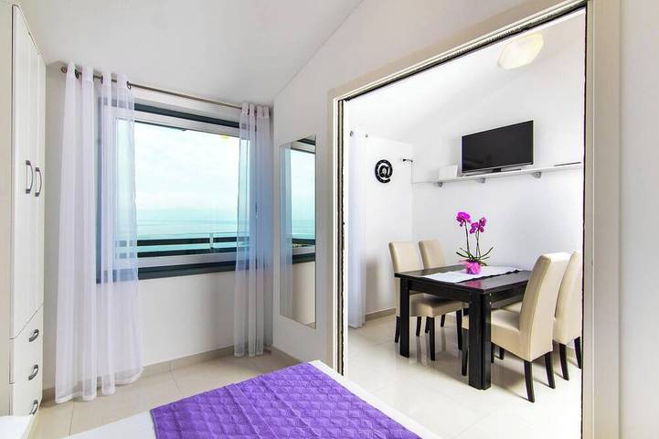 Appartement entier, Appartement Avec Terrasse Et Belle Vue Sur La Mer, à 300 m De La Plage + in Raša, Côte Est de l'Istrie