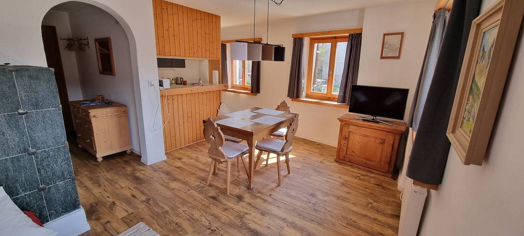 Ganze Wohnung, Chasa Rosa 1: 3.5-Zimmerwohung im idyllischen und sonnenverwöhnten Bergdorf Vnà in Vnà, Valsot