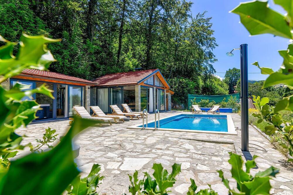Beautiful private villa for 12 people with hot tub, Wifi, private pool, A/C, Tv and terrace in Sveti Juraj, Velebit Nature Park
