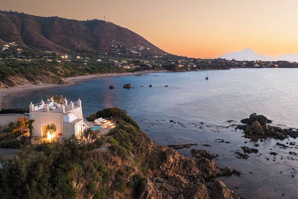 Geheel appartement, Tower of the 7 friars - Tower in Cefalu with direct access to the beach in Mazzaforno, Cefalù (Gemeente)