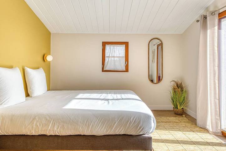 Villa Belvédère: Panoramic View, Pool, Jacuzzi, Sauna, Boules, Sleeps 15 in Brem-sur-Mer, Loire Valley