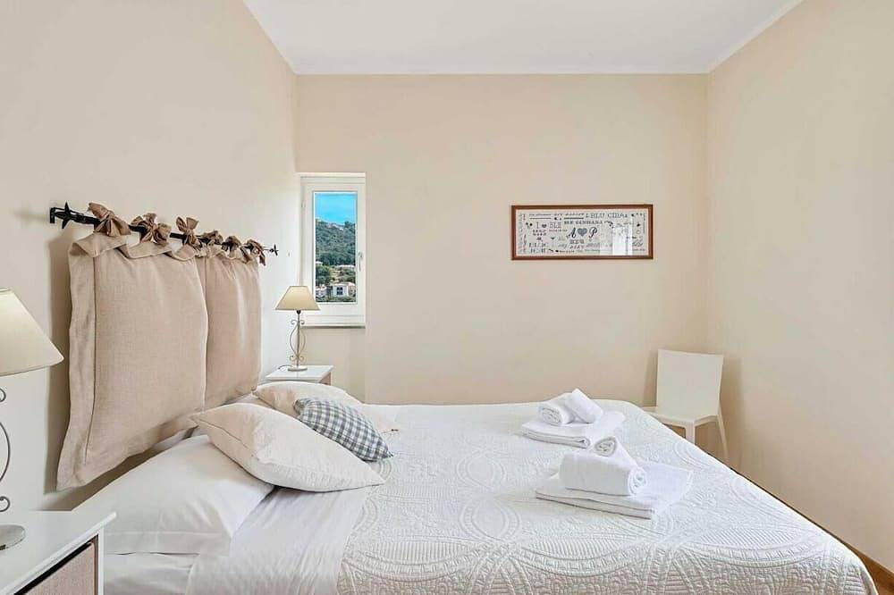 Villetta Scirocco, located in the charming area of ​​Maggiano in La Spezia, is the ideal refuge for those seeking tranquility and comfort in an exclusive setting. This charming residence stands out for its large garden, where a lovely gazebo offers t in La Spezia, Riviera di Levante