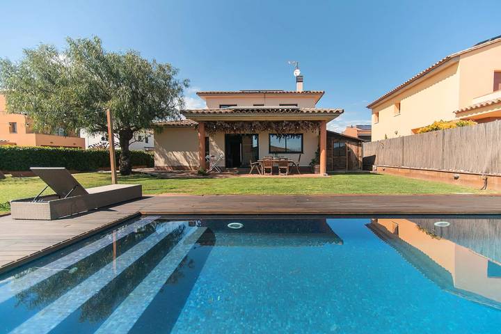 Location de vacances pour 6 personnes, avec jardin à Vall-llobrega