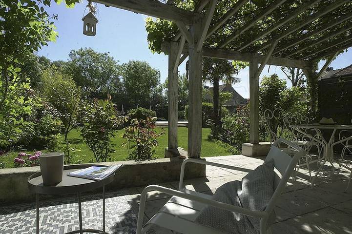 Location de vacances pour 2 personnes, avec terrasse ainsi que jardin et piscine à Les Ormes