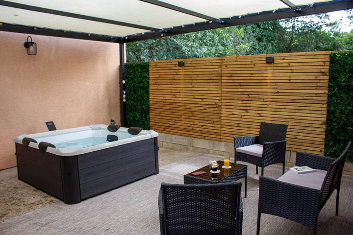 Gîte pour 8 personnes, avec Jacuzzi ainsi que Terrasse et Jardin