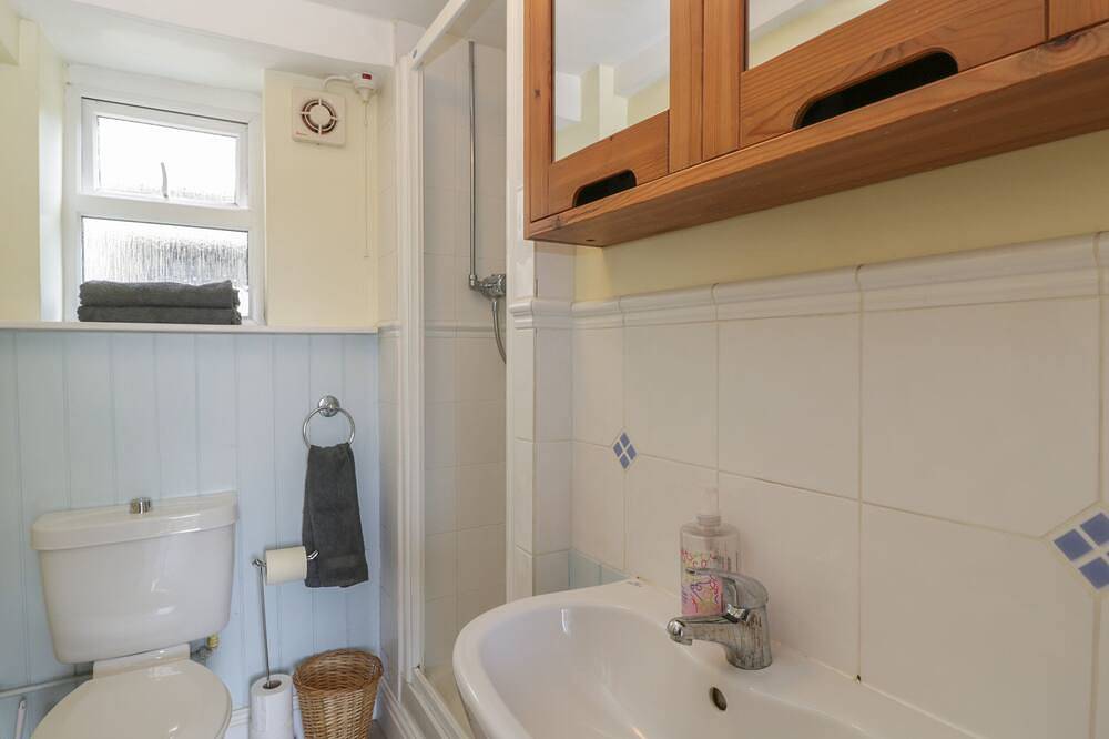 Athelstan Cottage, pet friendly, with open fire in Stroud in Stroud, Gloucestershire