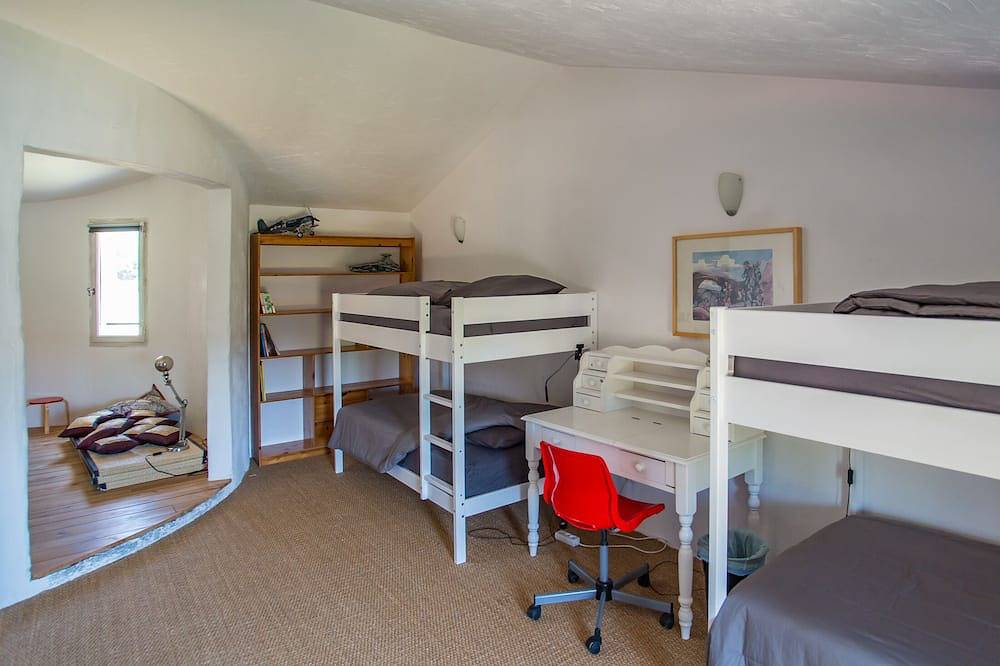 Large villa, 6 to 15 people on the edge of the forest and river with heated pool in Cotignac, Brignoles region