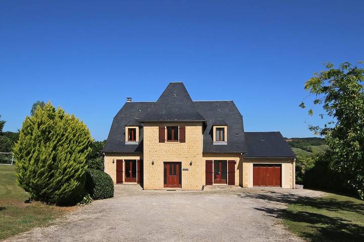 Location de vacances pour 9 personnes, avec Jacuzzi ainsi que Terrasse et Jardin à La Dornac