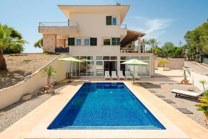 Villa für 8 Personen, mit Terrasse und Garten sowie Pool