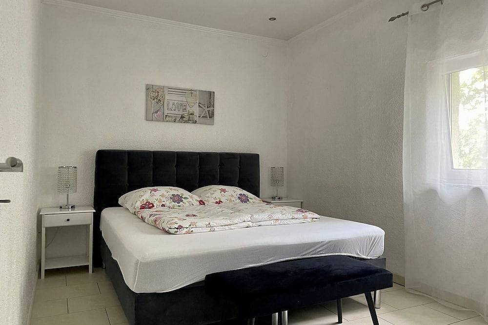 Ganze Wohnung, Easystay#4 Home Cinema Fewo in Kliniknähe mit Balkon, Boxspringbett & Netflix in Bad Oeynhausen, Weserbergland