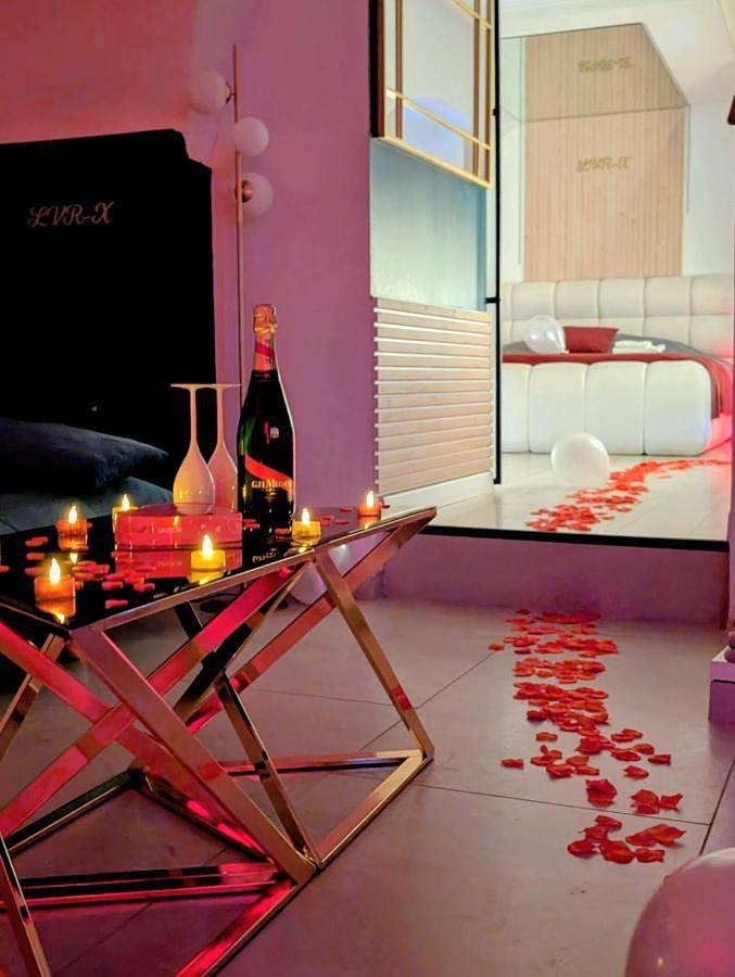 Appartement entier, Love Room climatisée, Spa et Pièce Secrète in Gignac, Côte méditerranéenne (France)