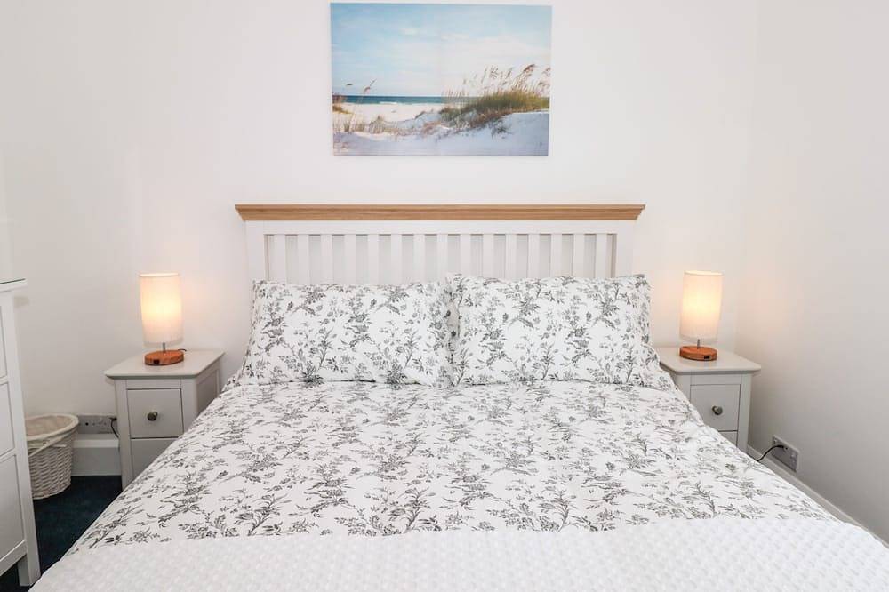 Little Honeynook, pet friendly, with hot tub in Bigbury in Bigbury on Sea, South Devon