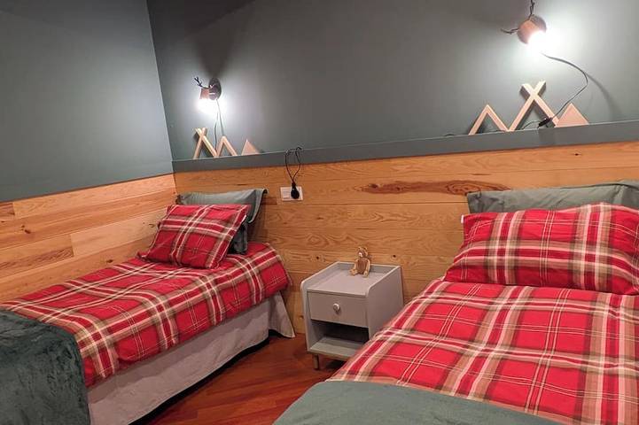 Gîte pour 11 personnes, avec terrasse ainsi que piscine et jardin à Angoustrine-Villeneuve-des-Escaldes - 2