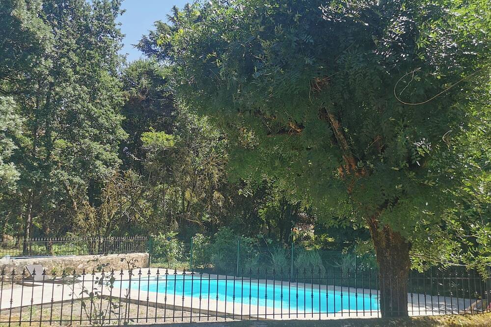 Maison de campagne, idéale pour des vacances en famille. Grand parc arboré. in Condom, Gers