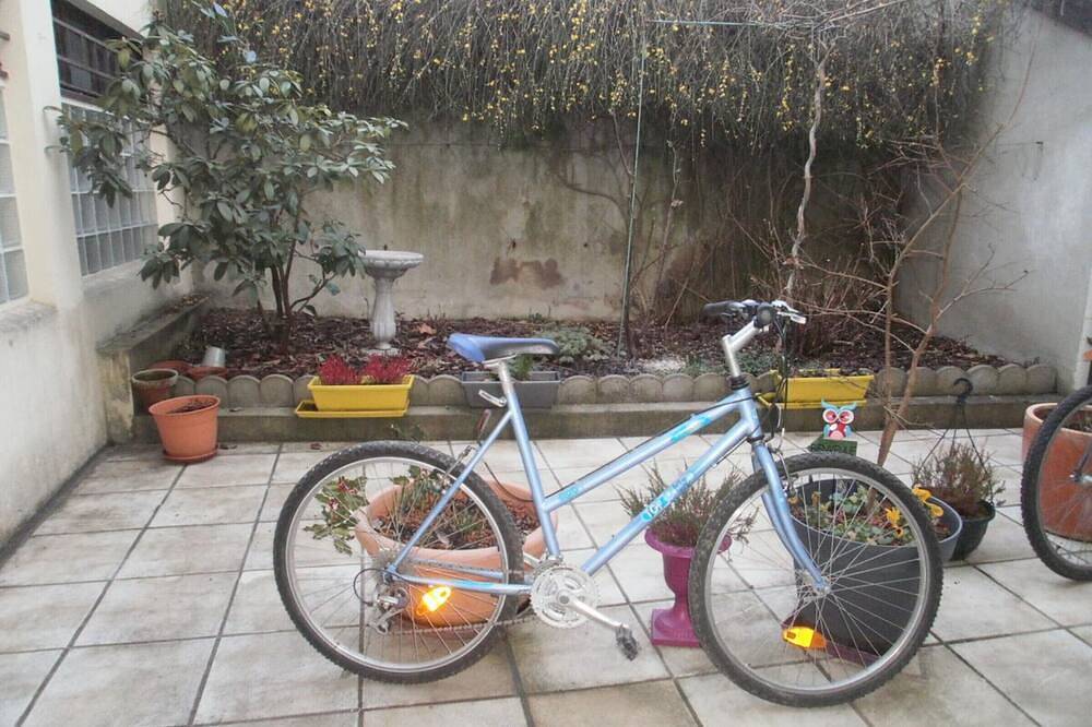 Acogedora casa cerca del centro con patio, internet y bicicletas gratis in Moulins, Allier (desambiguación)
