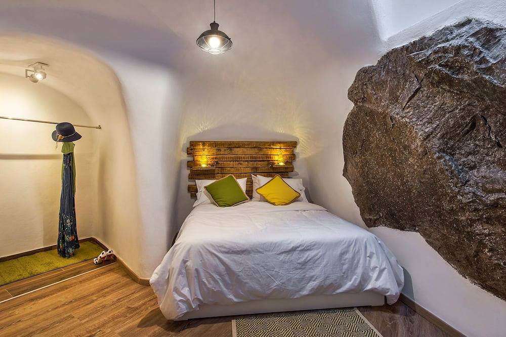 Casas elegantes y auténticas con hermosa vista al mar! in Vourvoulos, Santorini