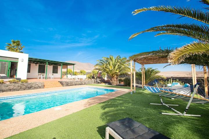 Chalet para 6 personas, con piscina además de jardín y vistas en Lanzarote