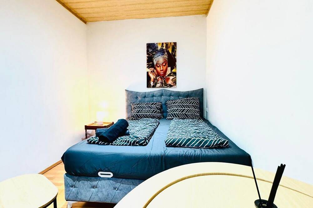 Ganze Wohnung, Bright Room w/ Desk | Walk to Fac Platz in Floridsdorf, Wien