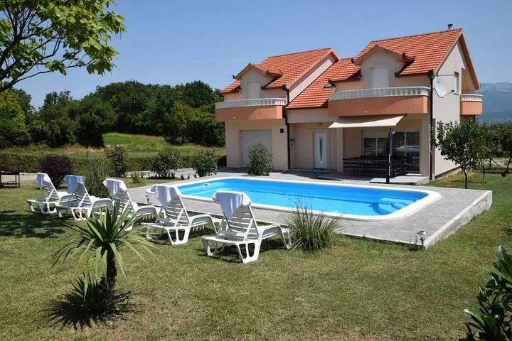 Komfortables Haus mit Terrasse Sinj, Zagora K-24347 in Dalmatinisches Zagora