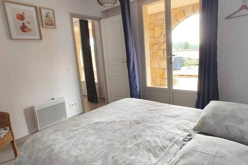 Nice A-C apartment for 6 between the sea and the mountain in Le Rouret, Mediterranean Coast (France)