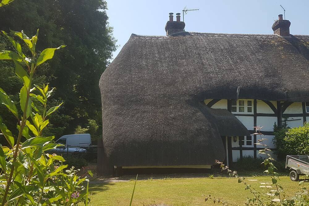 Charming  3 bed Thatched cottage in rural village near Stockbridge Winchester. in Hampshire