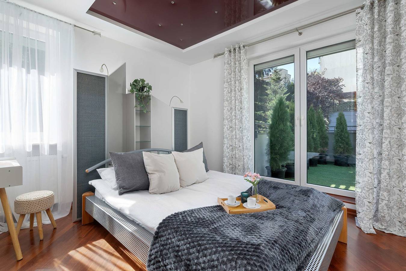 Appartamento intero, Marczyńskiego 3 Kraków | Grey and Pink Apartment with Parking, Desk, Terrace and Jacuzzi Bathtub in Cracovia, Piccola Polonia