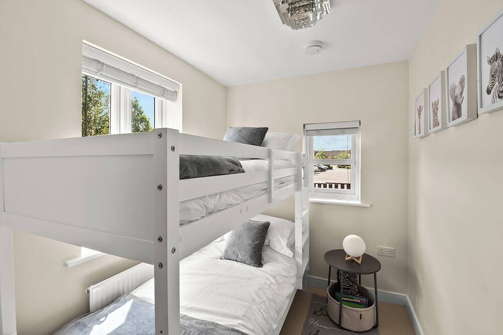 Radiant Retreat Ideal for Legoland, Windsor, & Lhr in Slough, Berkshire