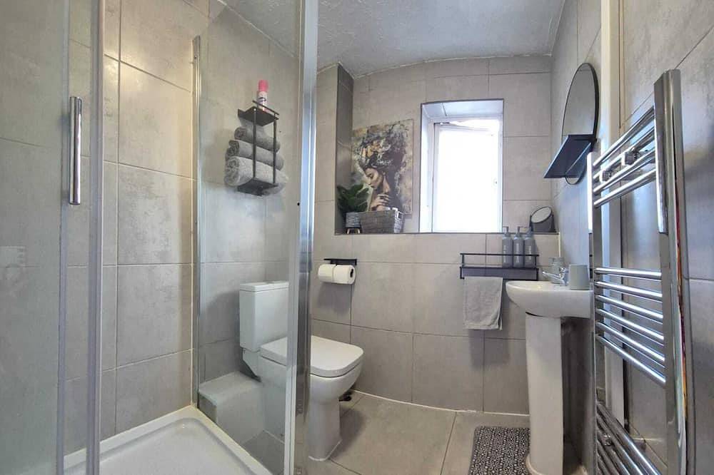 Cosy 2 Bedroom House Stevenage Old town Close to Train Station Sleeps 4-6 in Stevenage, Hertfordshire