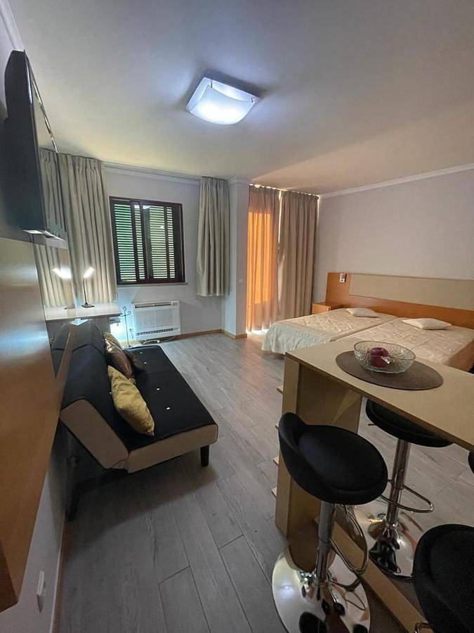 Appart’hôtel pour 4 personnes, avec piscine et terrasse ainsi que jardin et vue