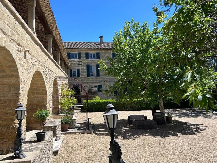 Chambre d’hôte pour 2 personnes, avec piscine ainsi que vue et jardin à Montaren-et-Saint-Médiers