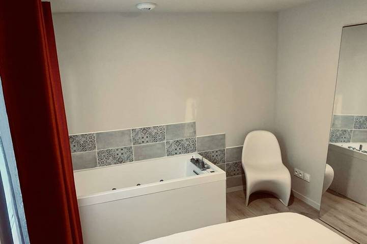 Gîte pour 4 personnes, avec jardin ainsi que terrasse et jacuzzi à Gignac - 4