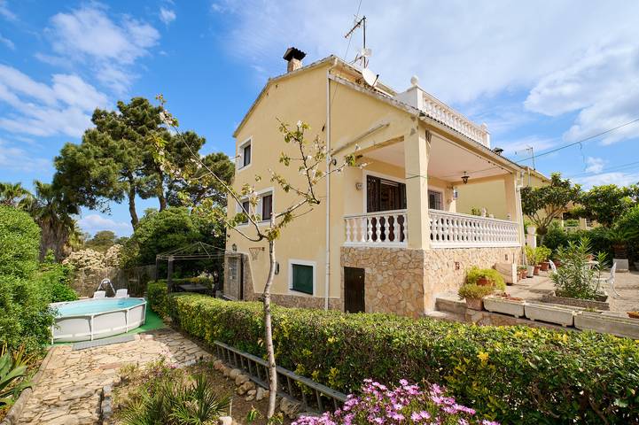 Cheap villa for 8 people, with garden in Lloret de Mar
