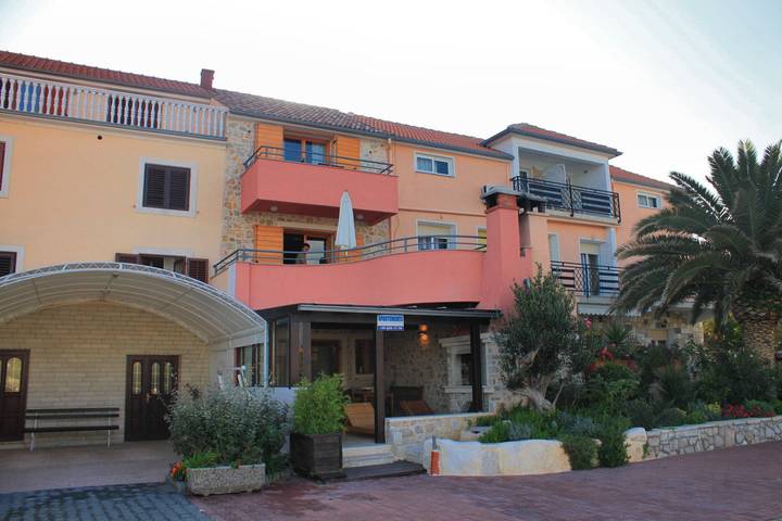 Ganze Wohnung, 1-Zimmer-Ferienwohnung am Strand Poljana, Ugljan A-8432-b in Plaža Poljana, Poljana