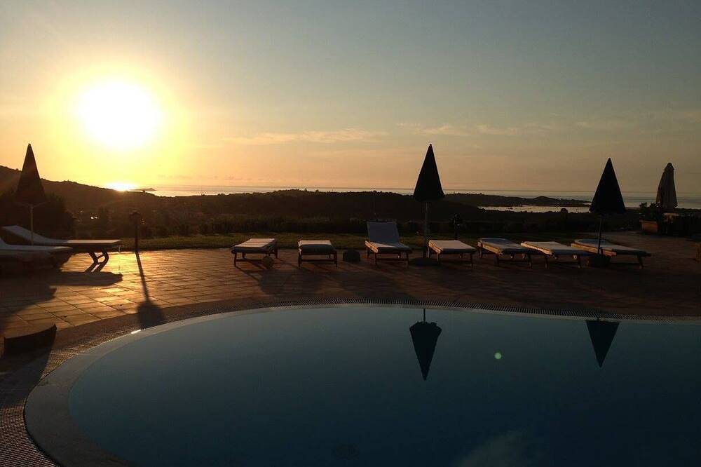 Ganze Wohnung, Nr. 5. Fantastische Wohnung mit Pool, Panoramablick, 5 Minuten vom Strand entfernt in Lu Fraili di Sopra, San Teodoro