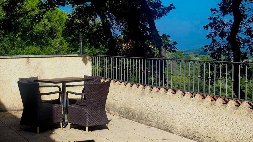 Gîte pour 4 personnes, avec piscine ainsi que jardin et vue, adapté aux familles à Venasque - 2
