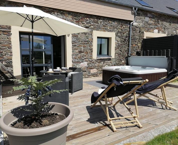 Gîte pour 2 personnes, avec jacuzzi ainsi que jardin et sauna à Hénanbihen