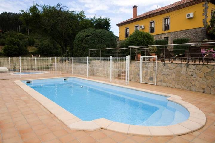Apartamento para 3 personas, con vistas además de jardín y piscina en Colunga
