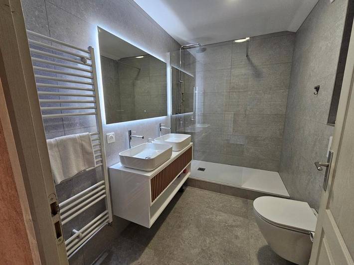 Location de vacances pour 4 personnes, avec piscine ainsi que vue et jardin à Bourgvilain - 2