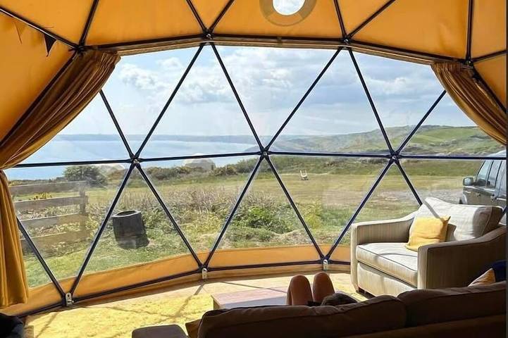 Glamping for 4 people, with garden in Carmarthenshire