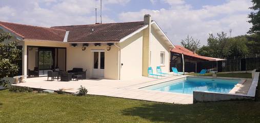 Gîte pour 15 personnes, avec terrasse ainsi que jardin et piscine à Montayral