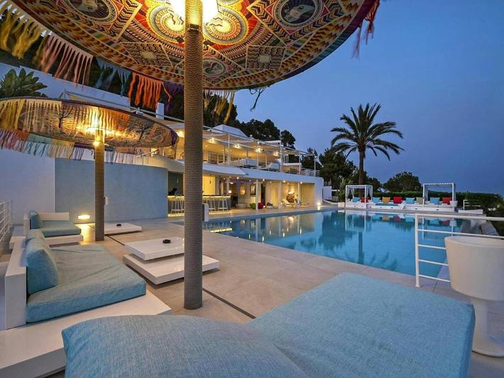 Ferienhaus für 12 Personen, mit Terrasse und Pool - 1