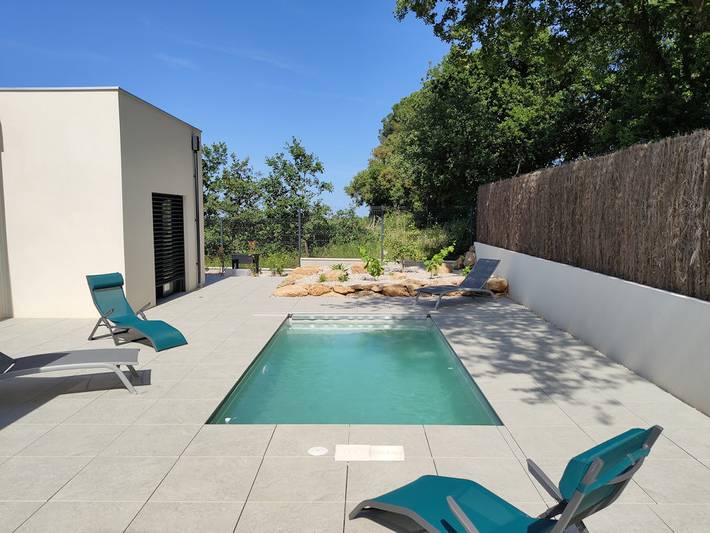 Gîte pour 2 personnes, avec piscine ainsi que jardin et terrasse