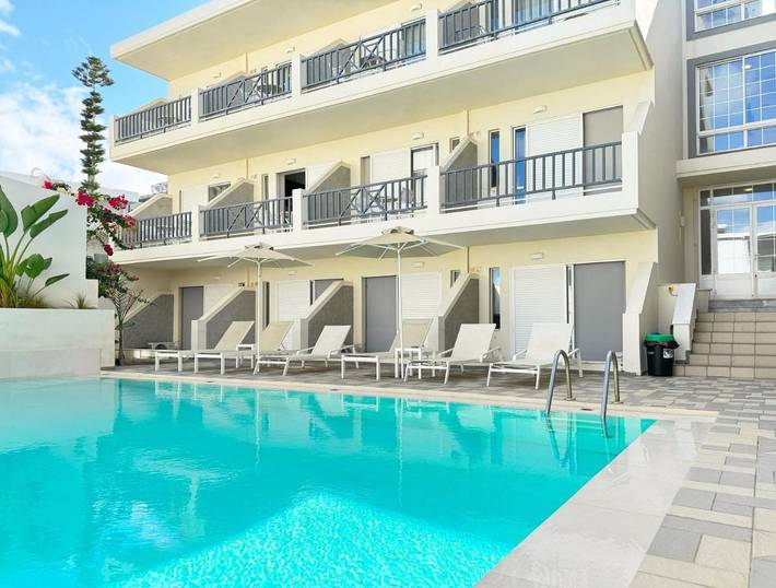 Appart’hôtel pour 3 personnes, avec piscine ainsi que terrasse et vue, animaux acceptés