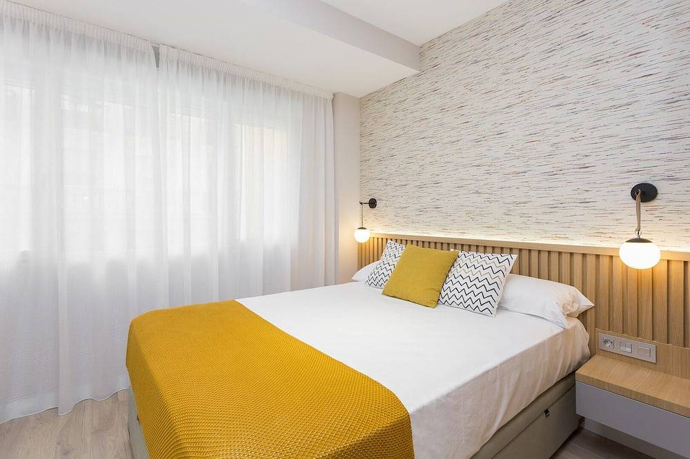 Entire apartment, Brand new Studio of 30m2 equipped with all you need to have a very comfortable stay in Madrid including fast Wifi, Smarttv, double bed and fully equipped kitchen. in Centro (Madrid), Madrid